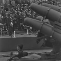 Défilé motorisé. Passage d'un véhicule de système d’armes à missiles antiaériens Crotale de l’armée de l’air devant Valéry Giscard d’Estaing, président de la République à la tribune présidentielle, lors de la cérémonie du 14 juillet 1979 sur la place de la Bastille.