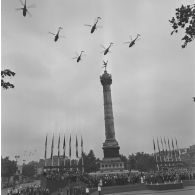 Défilé aérien. Passage des hélicoptères Westland Lynx WG-13 de la Marine nationale au-dessus de la tribune présidentielle lors de la cérémonie du 14 juillet 1979 sur la place de la Bastille.