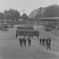 Défilé à pied. Passage des drapeaux et leur garde des écoles du service de santé (ESSA) de Lyon et Bordeaux devant la tribune présidentielle lors de la cérémonie du 14 juillet 1974 sur la place de la Bastille.