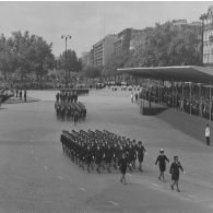 Défilé à pied. Passage des élèves de l'école interarmées des personnels militaires féminins (EIPMF) de Caen, suivies des détachements féminins de l’armée de terre, de la marine et de l'armée de l'air devant la tribune présidentielle lors de la cérémonie du 14 juillet 1974 sur la place de la Bastille.