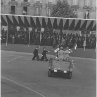 Défilé à pied. Passage du drapeau et sa garde de l'école polytechnique devant la tribune présidentielle lors de la cérémonie du 14 juillet 1974 sur la place de la Bastille.