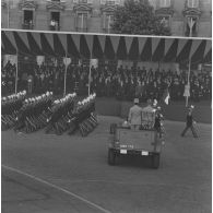 Défilé à pied. Passage des élèves de l'école spéciale militaire (ESM) de Saint-Cyr devant la tribune présidentielle lors de la cérémonie du 14 juillet 1974 sur la place de la Bastille.