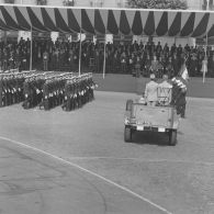 Défilé à pied. Passage des élèves de l'école technique de l’armée de l’air (ETAA) de Rochefort devant la tribune présidentielle lors de la cérémonie du 14 juillet 1974 sur la place de la Bastille.