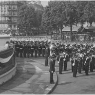 Défilé à pied. Arrivée des élèves de l’école des apprentis mécaniciens de l'armée de l’air (école d'enseignement technique de l'armée de l'air (EETAA)) de Saintes sur la place de la Bastille lors de la cérémonie du 14 juillet 1974.