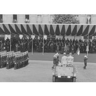 Défilé à pied. Passage des élèves de l'école de l’air de Salon-de-Provence et de l'école militaire de l’air devant la tribune présidentielle lors de la cérémonie du 14 juillet 1974 sur la place de la Bastille.