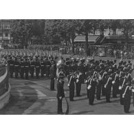 Défilé à pied. Arrivée du drapeau et sa garde du centre d’instruction des spécialistes de l’aviation légère de l’armée de terre (CISALAT) d’Essey-les-Nancy suivi des élèves de l'école interarmées des sports (EIS) de Fontainebleau de sur la place de la Bastille lors de la cérémonie du 14 juillet 1974.