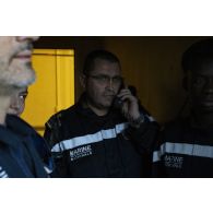 Un officier communique avec la passerelle pour une manoeuvre de ravitaillement à bord du porte-hélicoptères amphibie (PHA) Tonnerre, en mer Méditerranée.