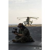 L'opérateur vidéo Quentin filme une manoeuvre d'appontage sur le pont d'envol du porte-hélicoptères amphibie (PHA) Tonnerre, en mer Méditerranée.