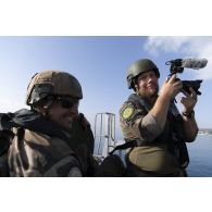 L'opérateur vidéo Quentin et l'officier images Maxime filment une manoeuvre à bord du porte-hélicoptères amphibie (PHA) Tonnerre, en mer Méditerranée.