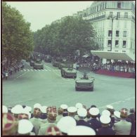 Défilé motorisé. Passage devant la tribune des Dames du drapeau et sa garde sur un véhicule d'acquisition radar et de désignation d'objectifs du détachement de système d’armes à missiles antiaériens Crotale de l’armée de l’air de sections stationnée à Istres, Avord et Apt sur véhicules de tir avec radar de poursuite, lors de la cérémonie du 14 juillet 1979 sur la place de la Bastille.