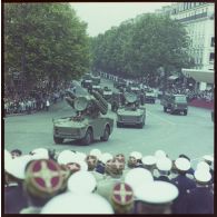 Défilé motorisé. Passage devant la tribune des Dames du détachement de système d’armes à missiles antiaériens Crotale de l’armée de l’air de sections stationnée à Istres, Avord et Apt sur véhicules de tir avec radar de poursuite, lors de la cérémonie du 14 juillet 1979 sur la place de la Bastille.