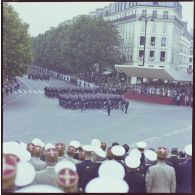 Défilé à pied. Passage devant la tribune des Dames du drapeau et sa garde de l’école militaire interarmes (EMIA), lors de la cérémonie du 14 juillet 1979 sur la place de la Bastille.