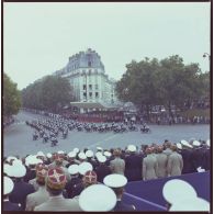 Défilé monté. Passage devant la tribune des Dames de l’escadron motocycliste de gendarmerie, lors de la cérémonie du 14 juillet 1979 sur la place de la Bastille.