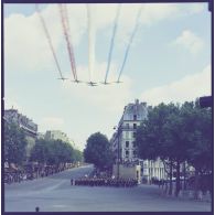 Défilé aérien. Passage aérien en formation de la Patrouille de France de Salon-de-Provence, lors de la cérémonie militaire du 14 juillet 1974 en survol de la place de la Bastille et du boulevard Beaumarchais.