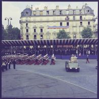 Défilé à pied. Passage des élèves de l'école spéciale militaire (ESM) de Saint-Cyr lors de la cérémonie militaire du 14 juillet 1974 sur la place de la Bastille.