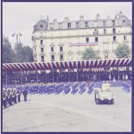 Défilé à pied. Passage des élèves de l'école interarmées des sports (EIS) de Fontainebleau, lors de la cérémonie militaire du 14 juillet 1974 sur la place de la Bastille.