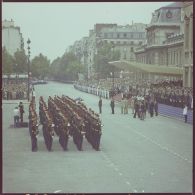 Valéry Giscard d’Estaing, président de la République, salue le drapeau de la Garde républicaine de Paris (GRP) devant l’Ecole militaire, lors de la cérémonie du 14 juillet 1977.