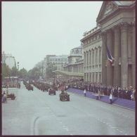 Défilé motorisé devant l'Ecole militaire. Passage du drapeau et sa garde du 1er régiment de hussards parachutistes (1er RHP) sur Jeep Hotchkiss M201, lors de la cérémonie du 14 juillet 1977.