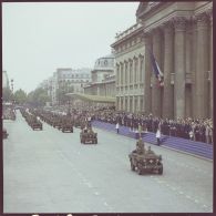 Défilé motorisé devant l'Ecole militaire. Passage du drapeau et sa garde du 1er régiment de hussards parachutistes (1er RHP) sur Jeep Hotchkiss M201, lors de la cérémonie du 14 juillet 1977.