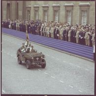 Défilé motorisé devant l'Ecole militaire. Passage du drapeau et sa garde du 1er régiment de hussards parachutistes (1er RHP) sur Jeep Hotchkiss M201, lors de la cérémonie du 14 juillet 1977.