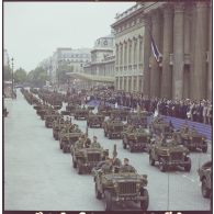 Défilé motorisé devant l'Ecole militaire. Passage du 1er régiment de hussards parachutistes (1er RHP) à bord de Jeep Hotchkiss M201 équipées de lance-missiles antichars Milan lors de la cérémonie du 14 juillet 1977.