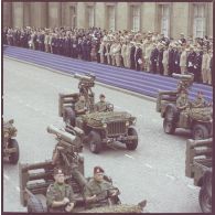 Défilé motorisé devant l'Ecole militaire. Passage du 1er régiment de hussards parachutistes (1er RHP) à bord de Jeep Hotchkiss M201 équipées de lance-missiles antichars Milan lors de la cérémonie du 14 juillet 1977.