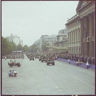 Défilé motorisé devant l'Ecole militaire. Passage du drapeau et sa garde du régiment d’infanterie-chars de marine (RICM) à bord d'automitrailleuses légères (AML) 60 et AML 90, lors de la cérémonie du 14 juillet 1977.