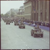 Défilé motorisé devant l'Ecole militaire. Passage du drapeau et sa garde du régiment d’infanterie-chars de marine (RICM) à bord d'automitrailleuses légères (AML) 60 et AML 90, lors de la cérémonie du 14 juillet 1977.