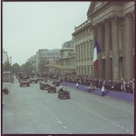 Défilé motorisé. Passage devant l'Ecole militaire du drapeau et sa garde à bord d'une Jeep de type Hotchkiss M-201 et de véhicules d'acquisition radar et de désignation d'objectifs et de tir avec radar de poursuite du système d'arme sol-air Crotale de l'armée de l'air de la base aérienne (BA) 118 de Mont-de-Marsan, lors de la cérémonie du 14 juillet 1977.