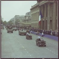 Défilé motorisé. Passage devant l'Ecole militaire du drapeau et sa garde à bord d'une Jeep de type Hotchkiss M-201 et de véhicules d'acquisition radar et de désignation d'objectifs et de tir avec radar de poursuite du système d'arme sol-air Crotale de l'armée de l'air de la base aérienne (BA) 118 de Mont-de-Marsan, lors de la cérémonie du 14 juillet 1977.