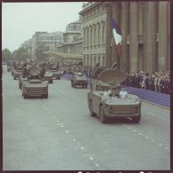 Défilé motorisé. Passage devant l'Ecole militaire de véhicules d'acquisition radar et de désignation d'objectifs et de tir avec radar de poursuite du système d'arme sol-air Crotale de l'armée de l'air de la base aérienne (BA) 118 de Mont-de-Marsan, lors de la cérémonie du 14 juillet 1977.