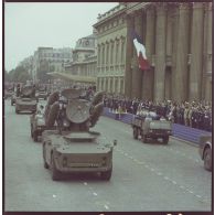 Défilé motorisé. Passage devant l'Ecole militaire de véhicules d'acquisition radar et de désignation d'objectifs et de tir avec radar de poursuite du système d'arme sol-air Crotale de l'armée de l'air de la base aérienne (BA) 118 de Mont-de-Marsan, lors de la cérémonie du 14 juillet 1977.