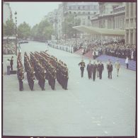 Valéry Giscard d’Estaing, président de la République, passe en revue le bataillon d’honneur de la Garde républicaine de Paris (GRP) devant l’Ecole militaire, lors de la cérémonie du 14 juillet 1977.