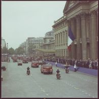 Défilé motorisé. Passage devant l'Ecole militaire du drapeau et sa garde et de véhicules et motards de la brigade des sapeurs-pompiers de Paris (BSPP), lors de la cérémonie du 14 juillet 1977.