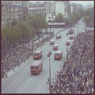 Vue aérienne du défilé motorisé. Passage de camions de la brigade des sapeurs-pompiers de Paris (BSPP), lors de la cérémonie du 14 juillet 1977.