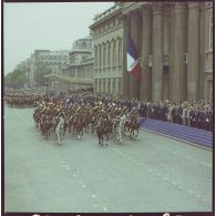 Défilé monté. Passage devant l'Ecole militaire de la fanfare du régiment de cavalerie de la Garde républicaine de Paris (RCGR), lors de la cérémonie du 14 juillet 1977.