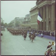 Défilé monté. Passage devant l'Ecole militaire de l'étendard et sa garde du régiment de cavalerie de la Garde républicaine de Paris (RCGR), lors de la cérémonie du 14 juillet 1977.