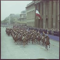 Défilé monté. Passage devant l'Ecole militaire du régiment de cavalerie de la Garde républicaine de Paris (RCGR), lors de la cérémonie du 14 juillet 1977.