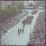 Vue aérienne du défilé monté. Passage de l'étendard et sa garde du régiment de cavalerie de la Garde républicaine de Paris (RCGR), lors de la cérémonie du 14 juillet 1977.