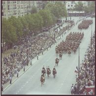 Vue aérienne du défilé monté. Passage de l'étendard et sa garde du régiment de cavalerie de la Garde républicaine de Paris (RCGR), lors de la cérémonie du 14 juillet 1977.