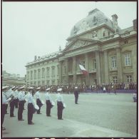 Défilé monté. Passage devant l'Ecole militaire du régiment de cavalerie de la Garde républicaine de Paris (RCGR), lors de la cérémonie du 14 juillet 1977.