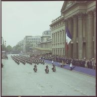 Défilé monté. Passage devant l'Ecole militaire des motards de l'escadron de gendarmerie départementale motocycliste sur motos BMW, lors de la cérémonie du 14 juillet 1977.