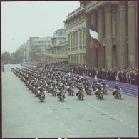 Défilé monté. Passage devant l'Ecole militaire des motards de l'escadron de gendarmerie départementale motocycliste sur motos BMW, lors de la cérémonie du 14 juillet 1977.