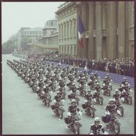 Défilé monté. Passage devant l'Ecole militaire des motards de l'escadron de gendarmerie départementale motocycliste sur motos BMW, lors de la cérémonie du 14 juillet 1977.