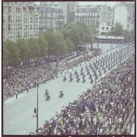 Vue aérienne du défilé monté. Passage des motards de l'escadron motocyclist de la gendarmerie départementale sur motos BMW, lors de la cérémonie du 14 juillet 1977.