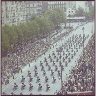 Vue aérienne du défilé monté. Passage des motards de l'escadron motocyclist de la gendarmerie départementale sur motos BMW, lors de la cérémonie du 14 juillet 1977.