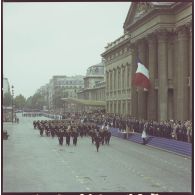 Défilé à pied. Passage devant l'Ecole militaire des drapeaux et leur garde des écoles du service de santé (ESSA), lors de la cérémonie du 14 juillet 1977.