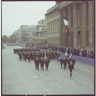 Défilé à pied. Passage devant l'Ecole militaire des drapeaux et leur garde des écoles du service de santé (ESSA), lors de la cérémonie du 14 juillet 1977.