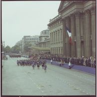 Défilé à pied. Passage devant l'Ecole militaire du drapeau et sa garde de l'école interarmées des personnels militaires féminins (EIPFM) de Caen, lors de la cérémonie du 14 juillet 1977.