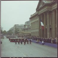 Défilé à pied. Passage devant l'Ecole militaire des drapeaux et leur garde de l'école spéciale militaire (ESM) de Saint-Cyr et de l'école militaire interarmées (EMIA), lors de la cérémonie du 14 juillet 1977.